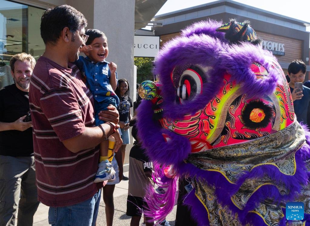 PDOAUS's tweet image. People shop for #mooncakes and enjoy a #lion #dance performance during a Mid-Autumn Festival celebration in #Toronto, #Canada, on Oct. 4, 2025. The #Chinese Mid-Autumn #Festival falls on Oct. 6 this year.
en.people.cn/n3/2025/1006/c…