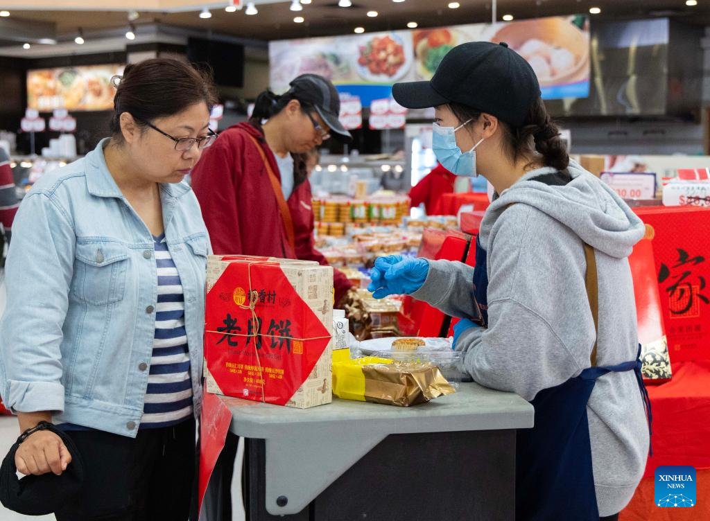 PDOAUS's tweet image. People shop for #mooncakes and enjoy a #lion #dance performance during a Mid-Autumn Festival celebration in #Toronto, #Canada, on Oct. 4, 2025. The #Chinese Mid-Autumn #Festival falls on Oct. 6 this year.
en.people.cn/n3/2025/1006/c…