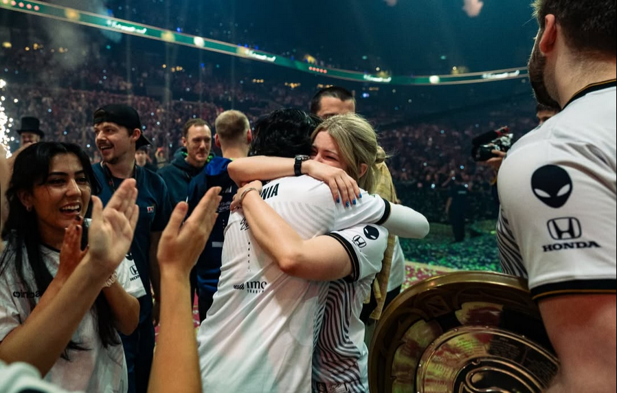 Chloe/Elya tweet media