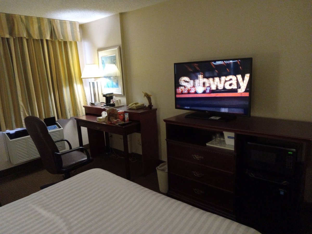 Richmond BC October 7 Tuesday my Hotel room today. Watching Toronto Blue Jays baseball today vs NYY Game 3 2025 Post Season. Tim Hortons for breakfast. McDonalds for lunch A&amp;W for dinner. Fantastic. 😃🍔🍩🧃🍔🍟🥤🍔🍟🥤🍫⚾