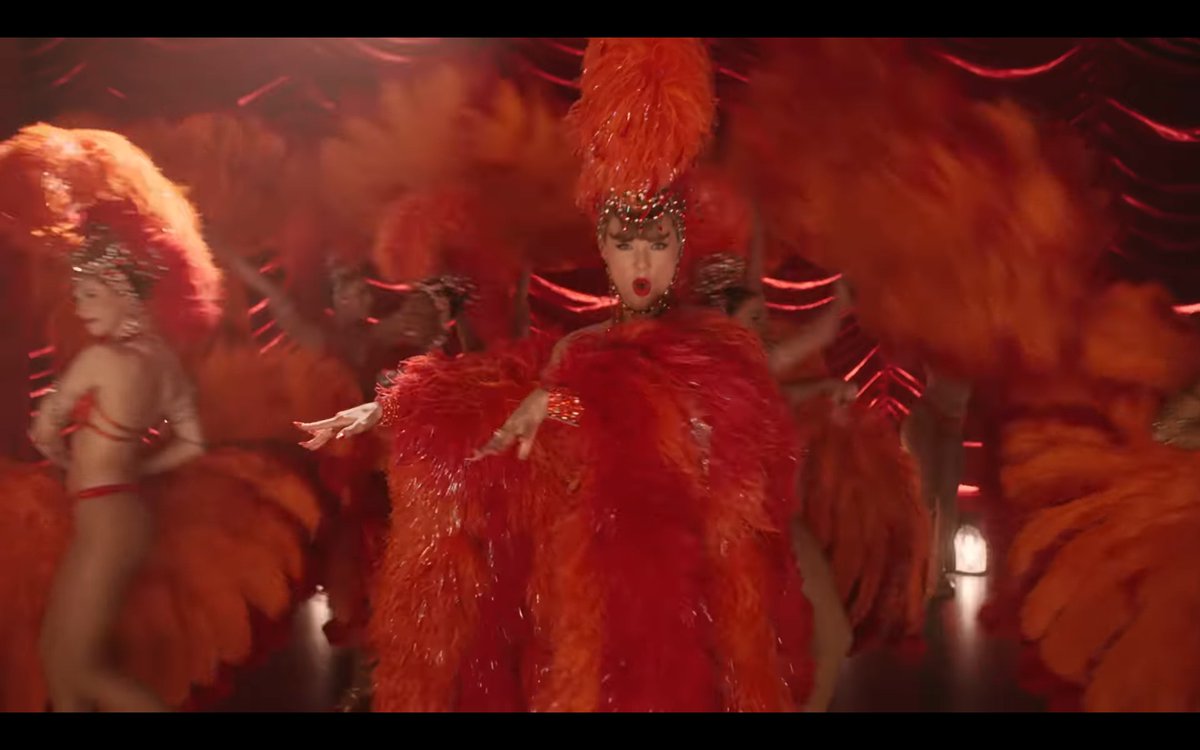 Alananatafu's tweet photo. @selslovr Orange/red bird hypothesis: in another quintessential Pre-Raphaelite painting Beata Beatrix there's a red dove symbolizing "a messenger of love", in the video the dove flew away in the beginning then she turned into full orange/red plumage signifying that she's fully in love? https://t.co/o9voXVnWH2