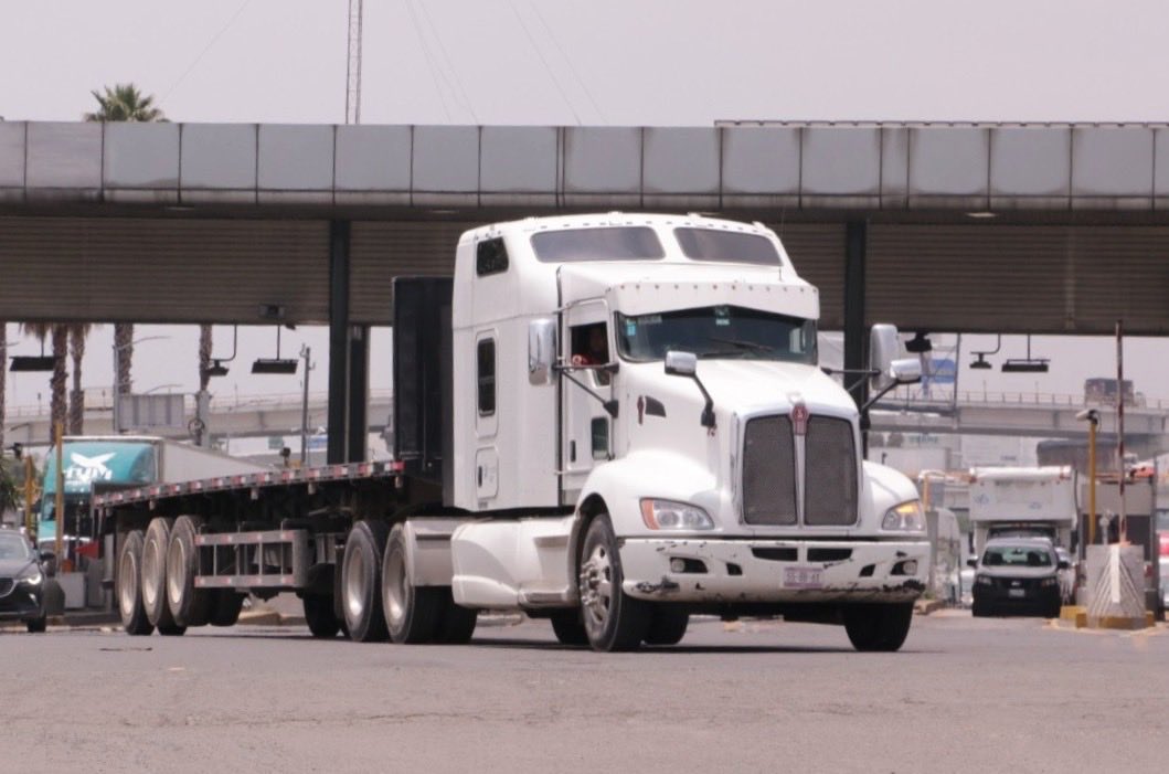 marianoosorio1's tweet image. Ya hay autorización para que el #autotransporte federal pueda #circular sin placas y sin engomado por la red carretera siempre y cuando el permisionario tramite un permiso provisional, con vigencia de 180 días naturales. La medida entra en vigor este 8 de octubre. Así se publicó