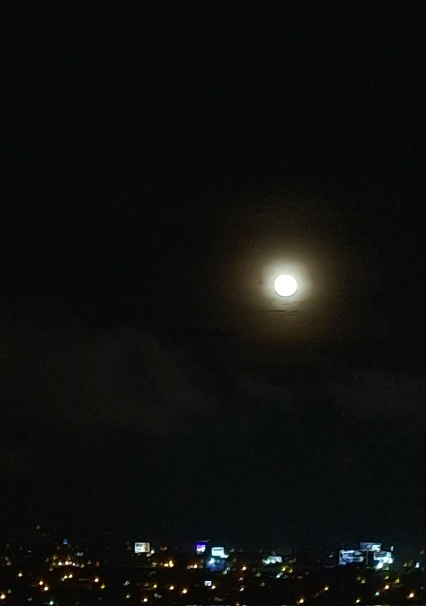 Hay una luna hermosa. Lástima que mi teléfono no le hace justicia