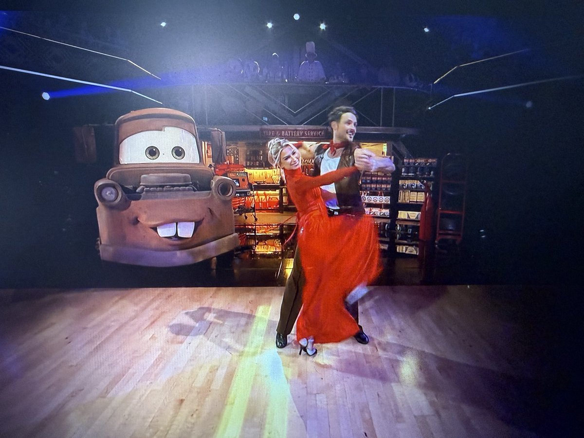 jaca3rys's tweet image. he’s always watching #dwts #DWTS34 #andy