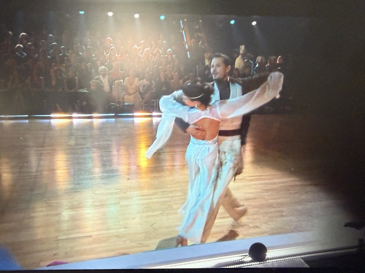 jaca3rys's tweet image. he’s always watching #dwts #DWTS34 #andy
