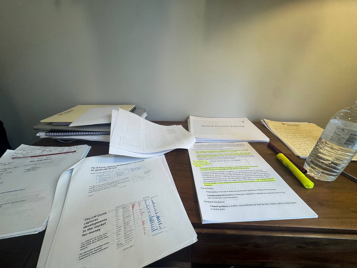 MauVila's tweet image. Hoy toca estudiar para el examen de #Macroeconomía, de la clase de Política Económica, Recesión y Crecimiento. Prepararse para servir mejor es entender cómo las decisiones adecuadas pueden beneficiar a miles de familias.📚
#HarvardKennedySchool