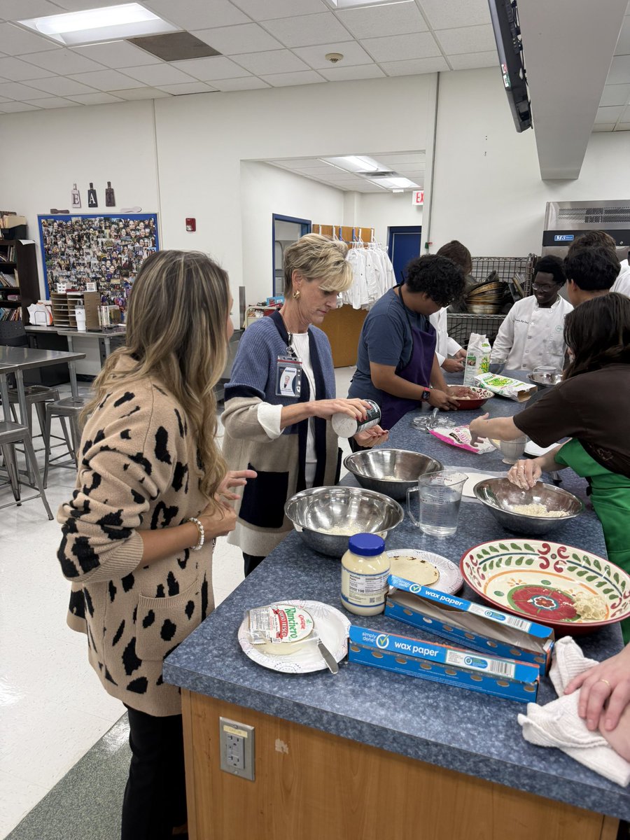 PrissyLeMay's tweet image. Great time in @GHS_GrandviewC4 Pro-Start class learning from the students. #FutureReady #Inspire @GrandviewCSD4