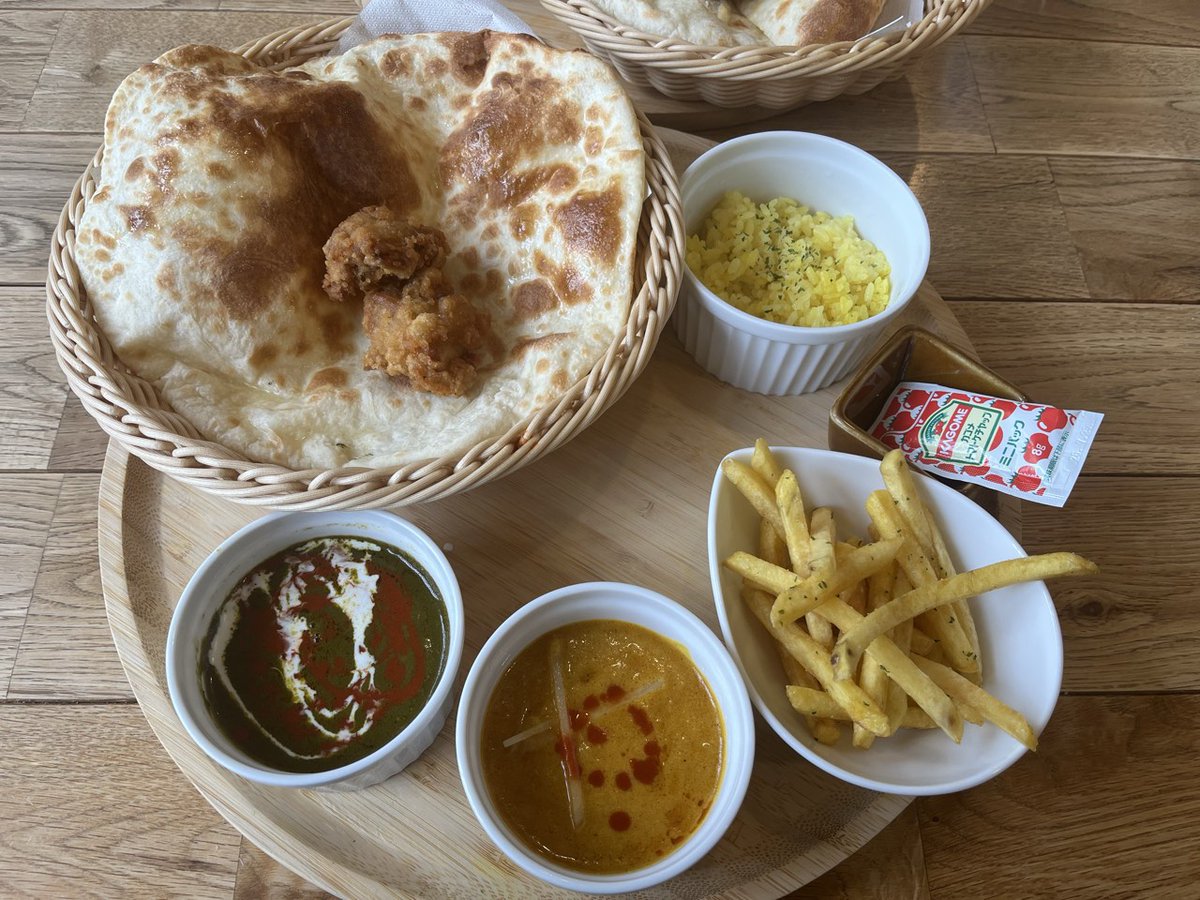 🍛吉井日記🍛

先日、近所の『バタチキ』さんへ行ってきました！🚗

ナンが2️⃣枚までおかわり無料という事で、食べる前までは
余裕のよっちゃん🎶と意気込んだものの・・・

１枚1枚がむちゃボリューミーで２枚で限界でした😅

カレーはほうれん草カレーがおすすめです！😁

＃ダイナム
＃カレー