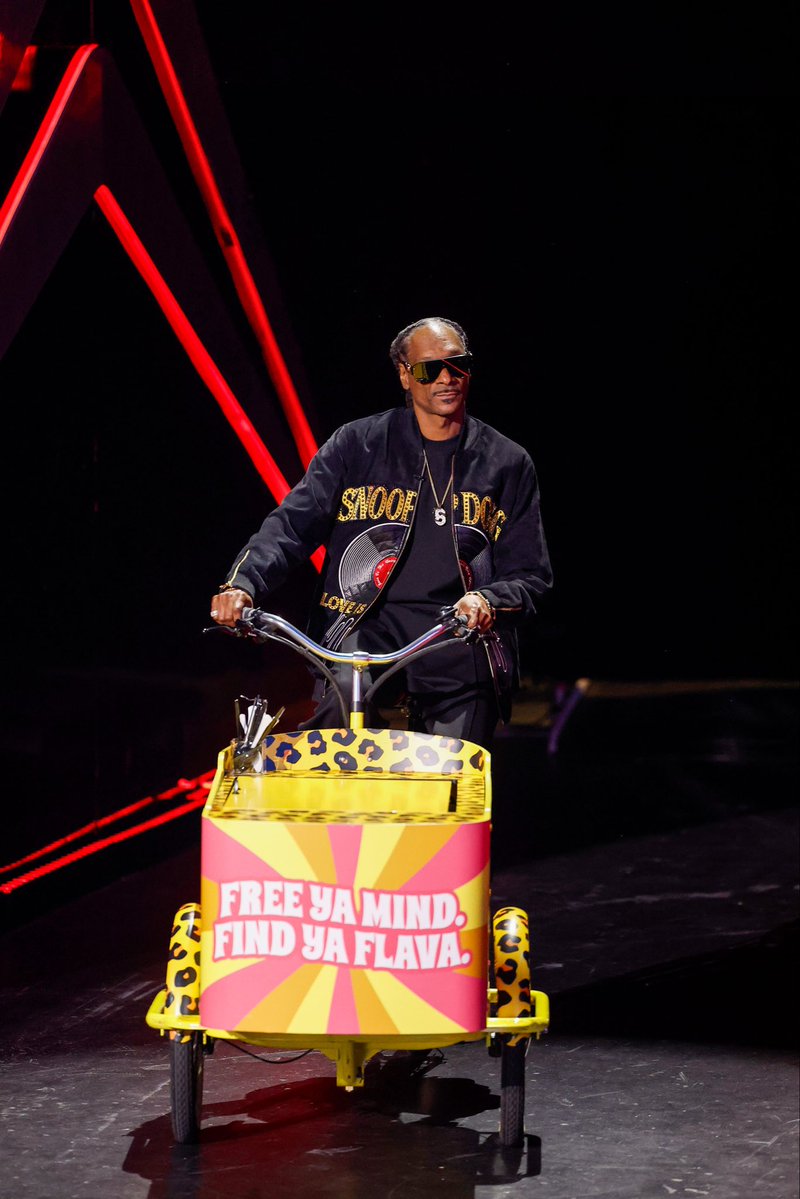 SnoopDogg's tweet image. Bacc wit Anotha night!! Blinds @NBCTheVoice @drbombaysnax