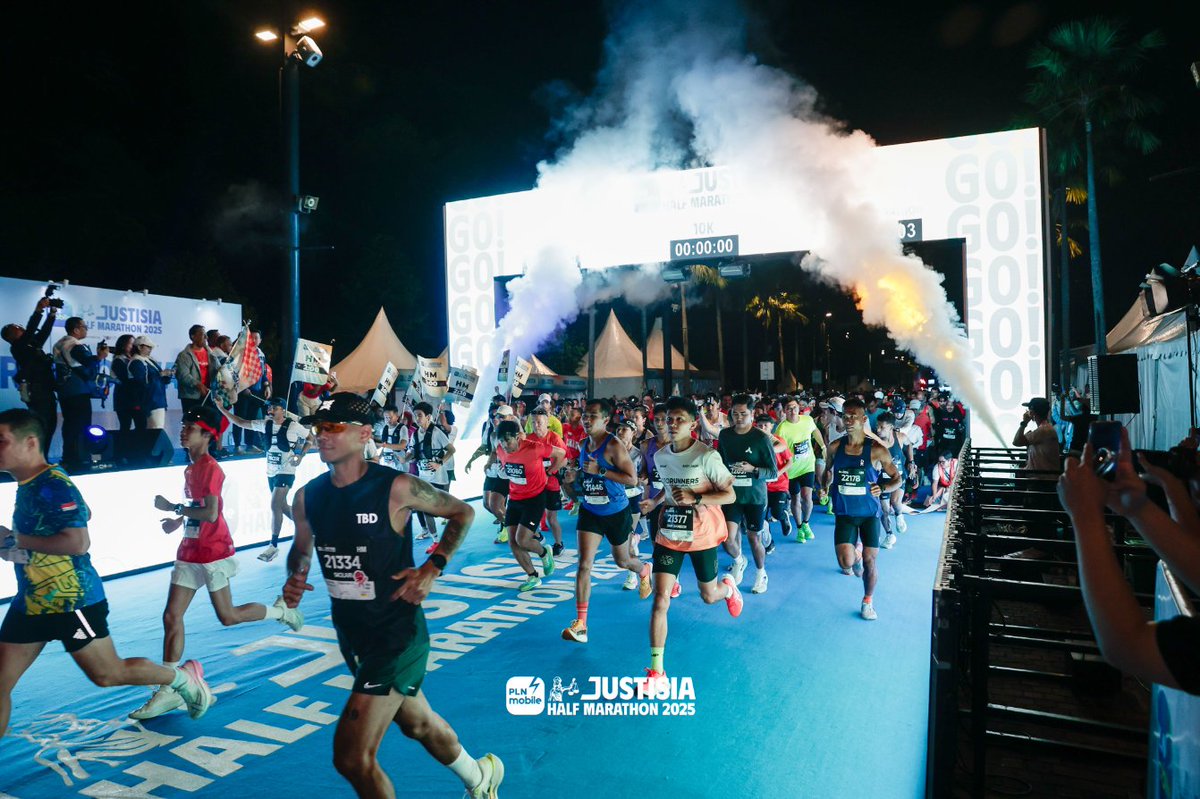 KompasTV's tweet photo. Lebih dari 6.500 pelari ramaikan Justisia Half Marathon 2025 di Plaza Barat GBK pada 5 Oktober 2025. Dengan semangat #RunForward, mereka berlari menebar energi positif dan inspirasi. https://t.co/hZfZt2uTnl