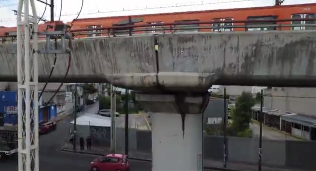 marianoosorio1's tweet photo. #Entérate Después de que se reportara en redes sociales, una aparente #separación de #trabes en el viaducto elevado de la #Línea12, del @MetroCDMX, la red de transporte informó que este punto fue identificado hace más de cinco años y cuenta con seguimiento permanente mediante monitoreo topográfico y verificaciones físicas.
Ingenieros especialistas confirmaron que las trabes están totalmente apoyadas, sin riesgo para la operación. La separación observada obedece a la curvatura del tramo y a los asentamientos diferenciales de la zona.