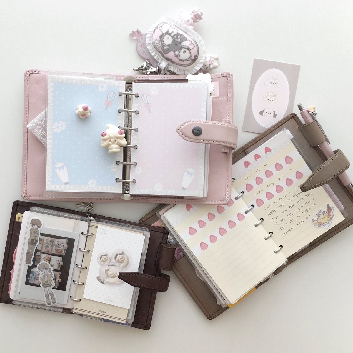 miS2littlebou's tweet image. ꒰ა 𝑂𝑐𝑡𝑜𝑏𝑒𝑟’𝑠 𝑁𝑒𝑤 𝐴𝑟𝑟𝑖𝑣𝑎𝑙𝑠 ໒꒱
           & 𝑆𝑡𝑎𝑡𝑖𝑜𝑛𝑒𝑟𝑦
𝟸𝟶𝟸𝟻.𝟷𝟶.𝟶𝟾 𝟸𝟶:𝟶𝟶 ~
#rt추첨 한 분께 선물을 드려요 .ᐟ
10월 신상품과 문구류를 마리끄 스마트스토어에서 만나보실 수 있습니다. 문구류는 12일까지 판매합니다 ♡
🎂 linktr.ee/mis2littlebout…