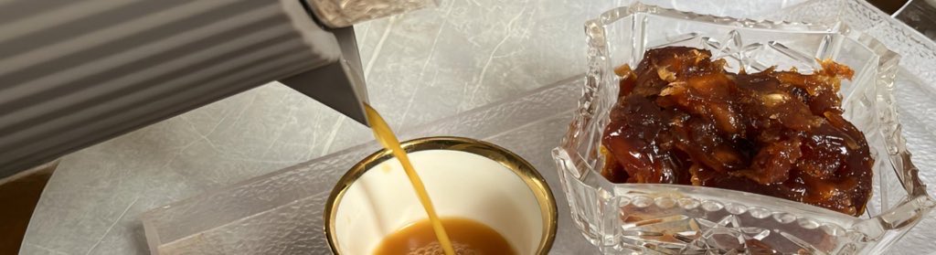 اعيش لي حرب ماترحم كبار العقول
طال الزمن وِهْي عيت تستوي وتهدي

لولاي اكافح بقال الله وقال الرسول
يمديني اشيل عقلي فوق راحة يدي

انا معي خشية مطوع وقلب مهبول
تومي به الريح في شمس الضحى ويغدي