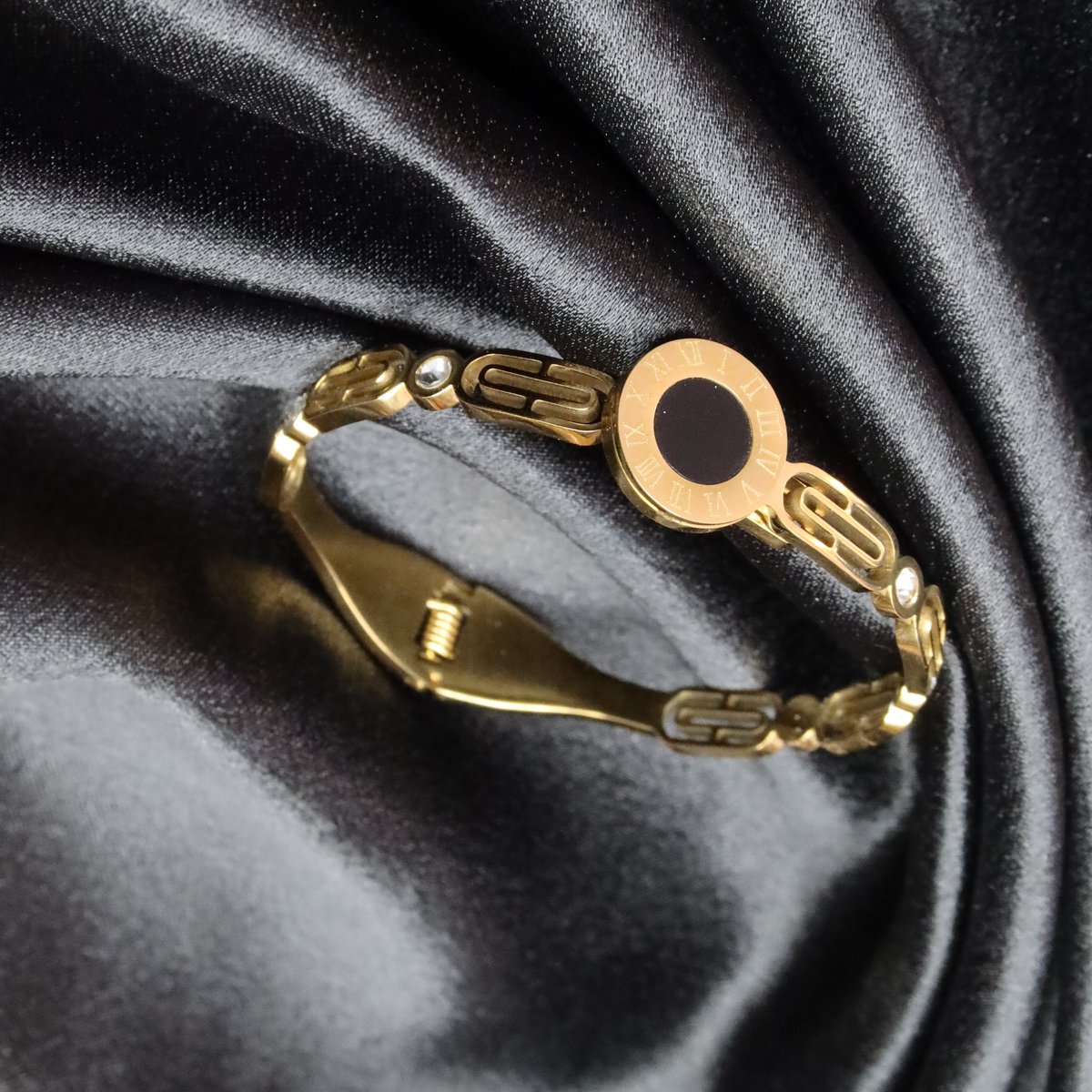 palakdotsaxena's tweet image. #Bracelet #JewelryLover #AccessoryStyle #HandmadeJewelry #ArmCandy #FashionJewelry #ChicAccessories #TrendyBracelets #ElegantStyle #StatementJewelry #EverydayAccessories #MinimalistJewelry #GiftIdeas

BUY FROM FAIRO.STORE AND FOR WHOLESALE INQ. CONTACT - 7303711587