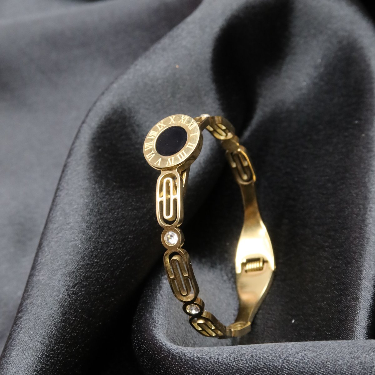 palakdotsaxena's tweet image. #Bracelet #JewelryLover #AccessoryStyle #HandmadeJewelry #ArmCandy #FashionJewelry #ChicAccessories #TrendyBracelets #ElegantStyle #StatementJewelry #EverydayAccessories #MinimalistJewelry #GiftIdeas

BUY FROM FAIRO.STORE AND FOR WHOLESALE INQ. CONTACT - 7303711587