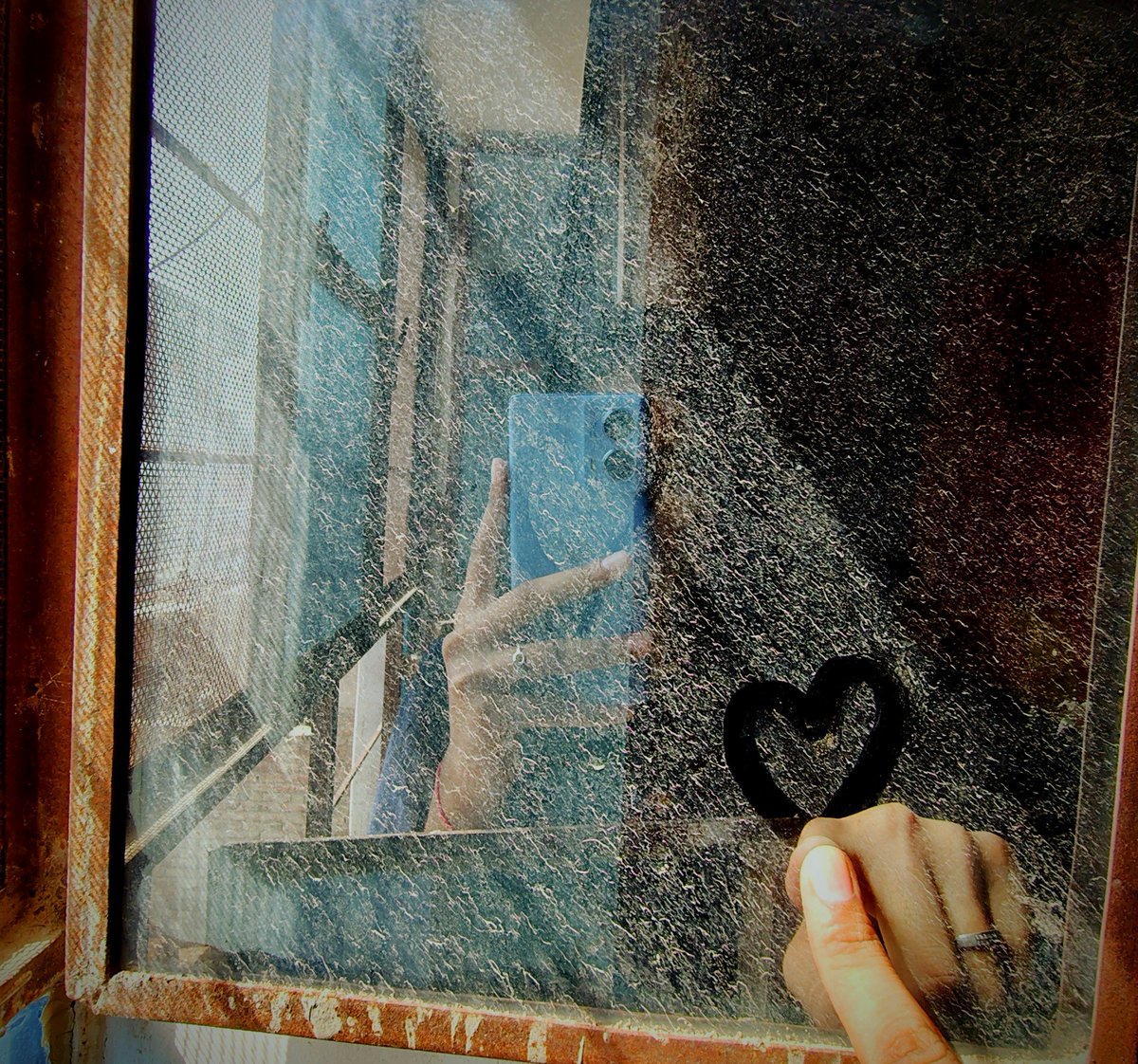 Sudha_1217's tweet image. कुछ धुंधलापन अच्छा लगता है — सब कुछ साफ़ दिखे तो जादू कहाँ रहे?