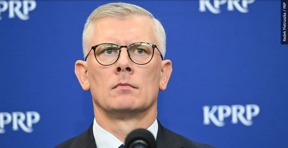 Niejawne spotkania NATO nie dla Sławomira Cenckiewicza. 
Nie ma ważnego dokumentu !!!
Sławomir Cenckiewicz, szef prezydenckiego Biura Bezpieczeństwa Narodowego (BBN), nie posiada poświadczenia bezpieczeństwa NATO, ponieważ zostało mu ono cofnięte — potwierdza w korespondencji z