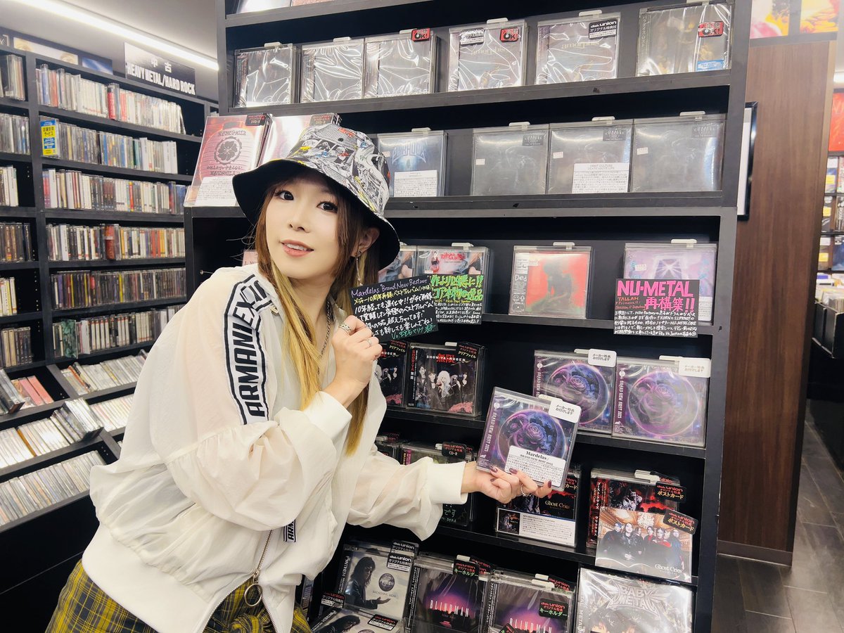 KINGRECORDS_MET's tweet image. #Mardelas の #蛇石マリナ が
⚡️ディスクユニオン新宿ヘヴィメタル館
🔥ディスクユニオンお茶の水ハードロック/ヘヴィメタル館

に訪店させていただきました！
店頭にはコメントカードも展示中👀✨

🎸本日発売🎸
10周年ベストアルバム
『Brand New Best 2025』
kingrecords.co.jp/cs/g/gKICS-421…