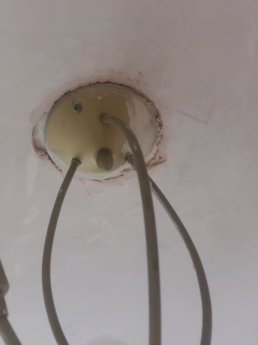 DecoratorsU's tweet image. I always feel petty pointing stuff like this out to the client, but it would have been so easy for the spreads to loosen it beforehand

#decorator #ceiling #plasterer