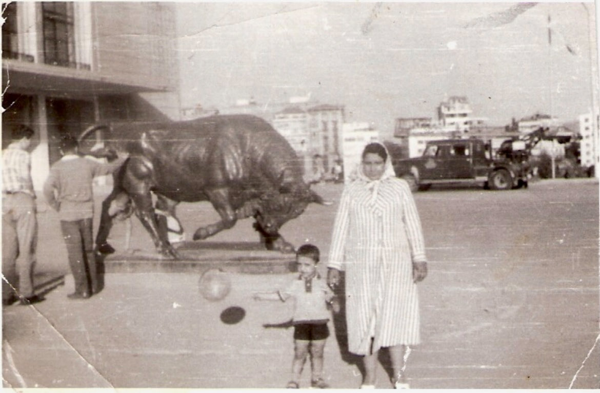 esatayhan's tweet photo. @mehmetbrksn Diyarbakırdan anne ve babam ile geldiğimiz İstanbul tatili, yıl 1961 şu an ki Lütfi Kırdar kongre merkezi önü arka Maçka caddesi ve apartmanları :( https://t.co/S9L7mQ3f1s