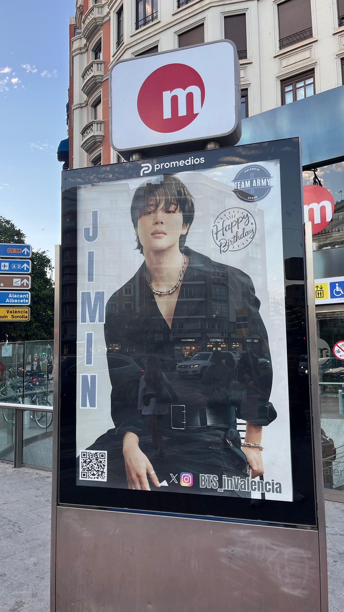BTS_inValencia's tweet photo. ARMY!!!!!
Un año más tenemos a nuestro querido Jimin en Valencia  para celebrar su cumpleaños 🥳🥳
Ya podéis disfrutar del cartel situado a la salida del metro de Plaza España en Valencia.
Esperamos vuestras fotos💜
#JIMINDAY #JIMIN #happybirthdayjimin https://t.co/Me3XiH5Nzd