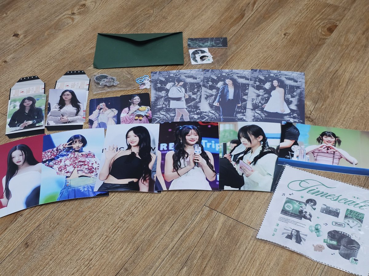 _BUNN1ES's tweet image. 그다음은 #Timescale !! 
저는 현장예매로 입장을 하게되었어요 
전시된 액자들을 보며 과거 기억이 막 새록새록 나게 되어서 더욱 보고싶게되는 곳이었어요 🥹🥹
이곳의 럭키드로우에서 키링이랑 안경닦이를 무조건 얻고싶었는데, 얻게되어 너무나도 기뻤어요 !🥰 
타래로