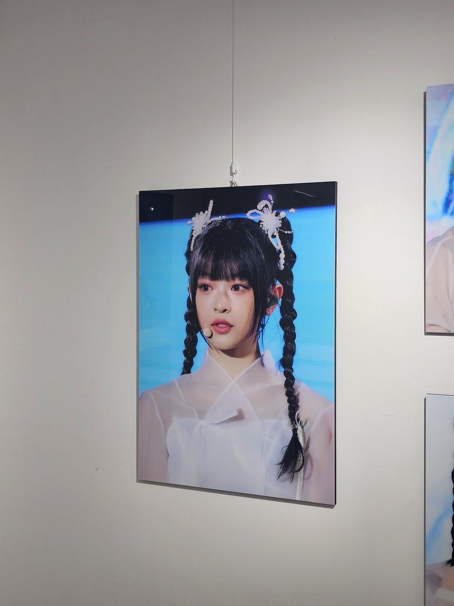 _BUNN1ES's tweet image. 그다음은 #Timescale !! 
저는 현장예매로 입장을 하게되었어요 
전시된 액자들을 보며 과거 기억이 막 새록새록 나게 되어서 더욱 보고싶게되는 곳이었어요 🥹🥹
이곳의 럭키드로우에서 키링이랑 안경닦이를 무조건 얻고싶었는데, 얻게되어 너무나도 기뻤어요 !🥰 
타래로