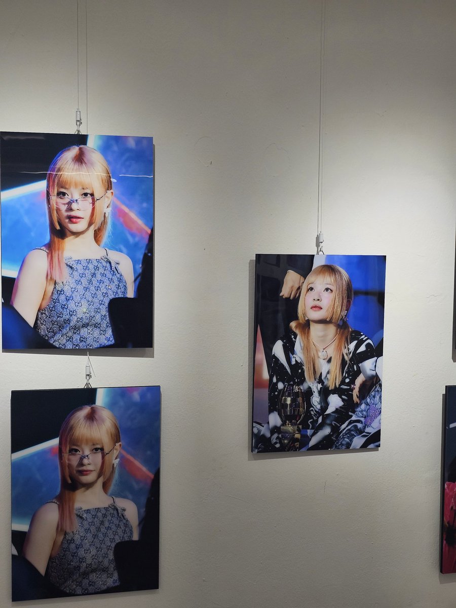 _BUNN1ES's tweet image. 그다음은 #Timescale !! 
저는 현장예매로 입장을 하게되었어요 
전시된 액자들을 보며 과거 기억이 막 새록새록 나게 되어서 더욱 보고싶게되는 곳이었어요 🥹🥹
이곳의 럭키드로우에서 키링이랑 안경닦이를 무조건 얻고싶었는데, 얻게되어 너무나도 기뻤어요 !🥰 
타래로