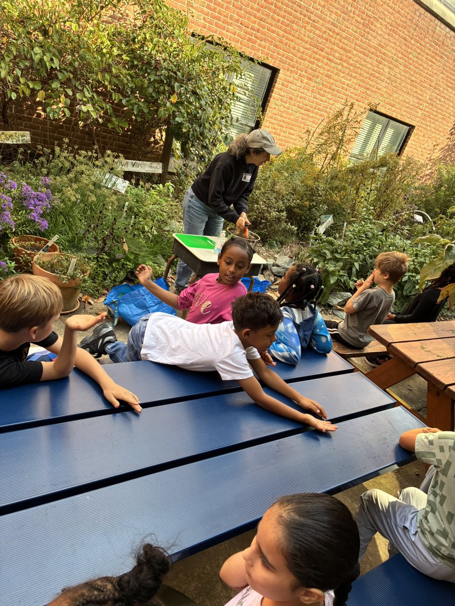 ESilverSprCSL's tweet image. East Silver Spring’s 2nd graders tasted their own homegrown carrots & leaves from The Panda Patch! Also revisited composting & made a connection to their daily composting during lunch with our community volunteer & Master Gardener. @CSconnect_MCPS @csspecialist77