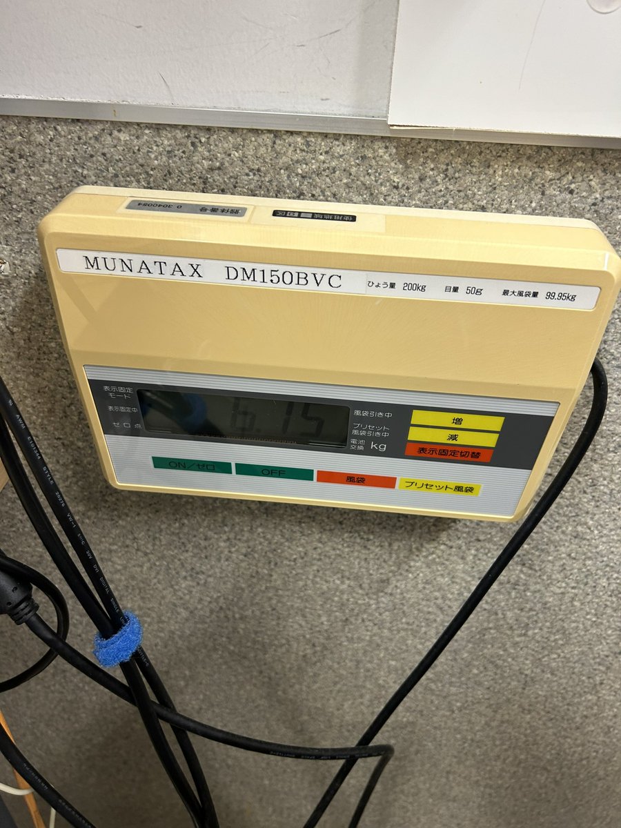 今日はポポの通院日です🏥

キャリーで運ぶのに
ずっしり重さを感じたので
もしや、、、
と思っていたのですが
なんと体重が
1キロも増えていましたー

ポポは心臓病
心室中隔欠損症です

もしやダイエットが必要に？！

#またたび家_ポポ
#日本獣医生命科学大学附属動物医療センター
#定期検診