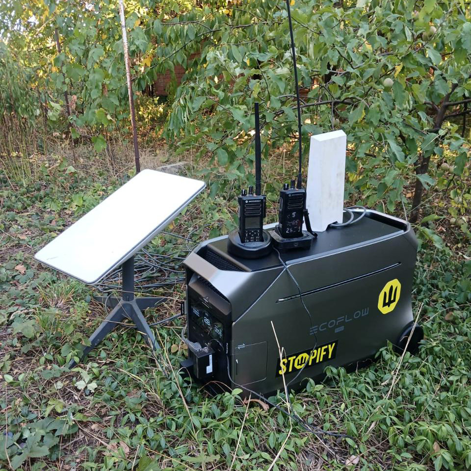 stopify_org_ua's tweet image. We delivered an EcoFlow charging station with a built-in solar panel to the 24th Separate Mechanized Brigade named after King Danylo. These stations are lifesavers on the front line, powering Starlink, radios, and other vital equipment.⚡💙💛