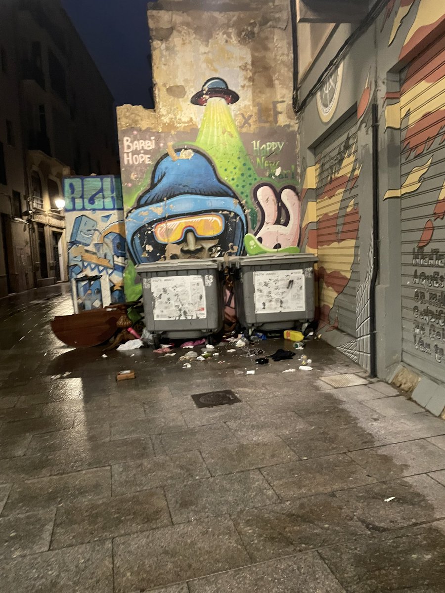 AVelluters's tweet photo. Todos los días, a todas horas, @CarlosMundina @AjuntamentVLC @mjosecatala Este tipo de contenedores no tiene sentido en #Velluters, lo sabéis por una reunión pasada pero no hacéis nada. Queremos contenedores móviles ya! https://t.co/xZ3guC92hS