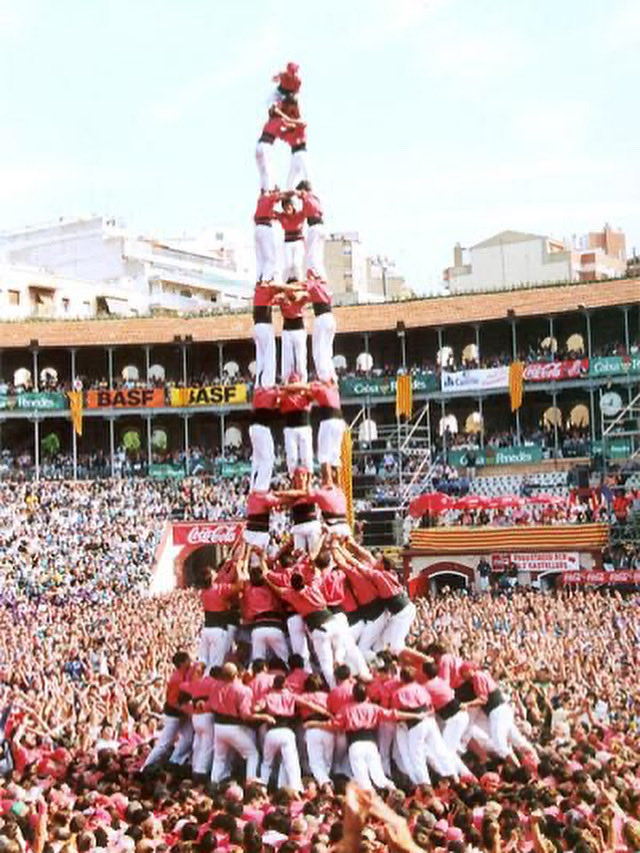 Tal dia com avui de fa 25 anys, el 8 d’octubre del 2000, al XVIII Concurs de Castells de Tarragona, vam carregar per primera vegada el 3 de 10 amb folre i manilles.

Una aleta molt especial que ens va donar la victòria del Concurs. 

#collavella #castells