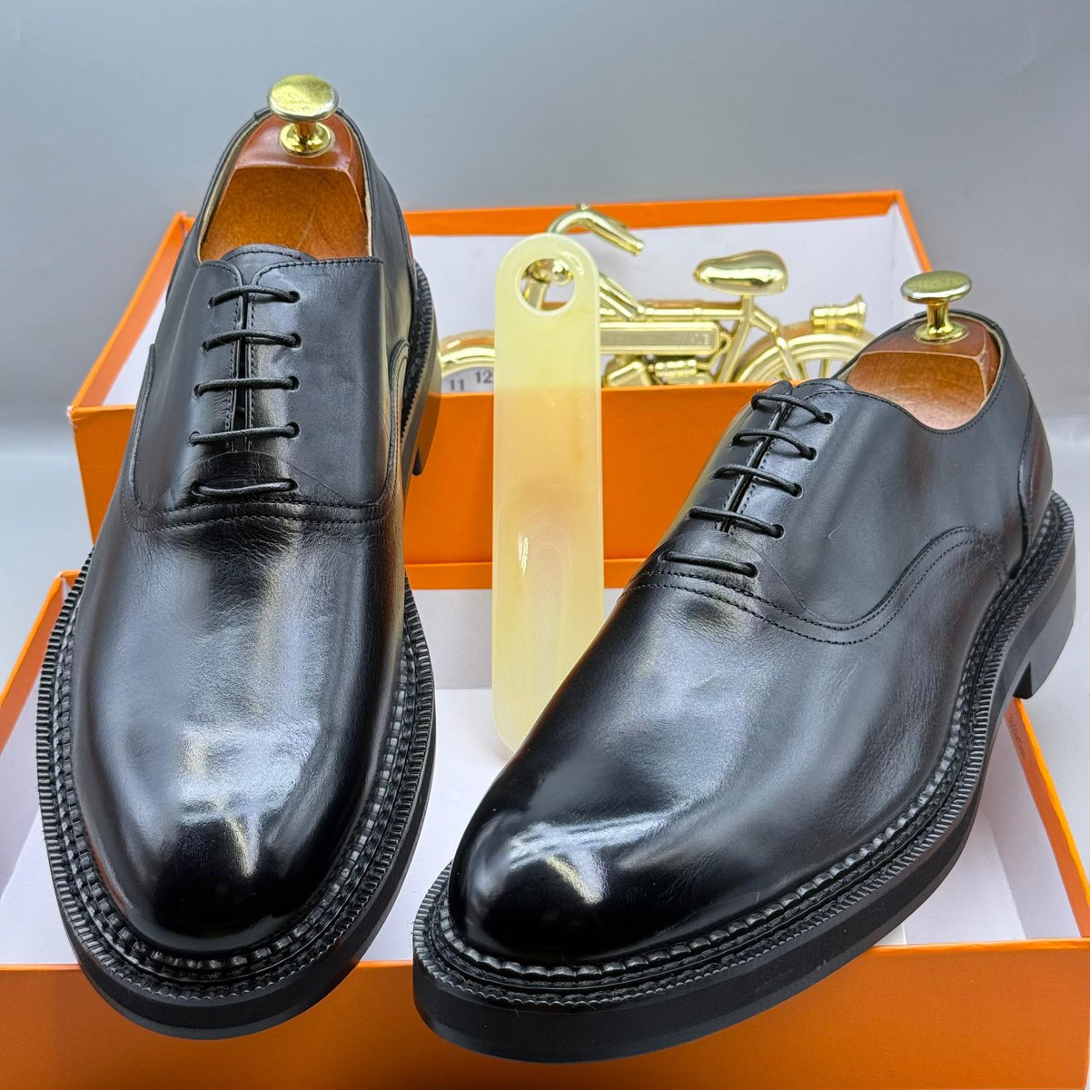 lachoseci's tweet image. Double semelle, double confort, double élégance, double audace.
Un cuir brillant, une finition impeccable et un confort taillé pour vous messieurs.

Tailles : 40–46
Prix : 35 000 F|Un chausse-pied + 2 paires de chaussettes offertes

📍 Yaoundé — Livraison et expédition partout