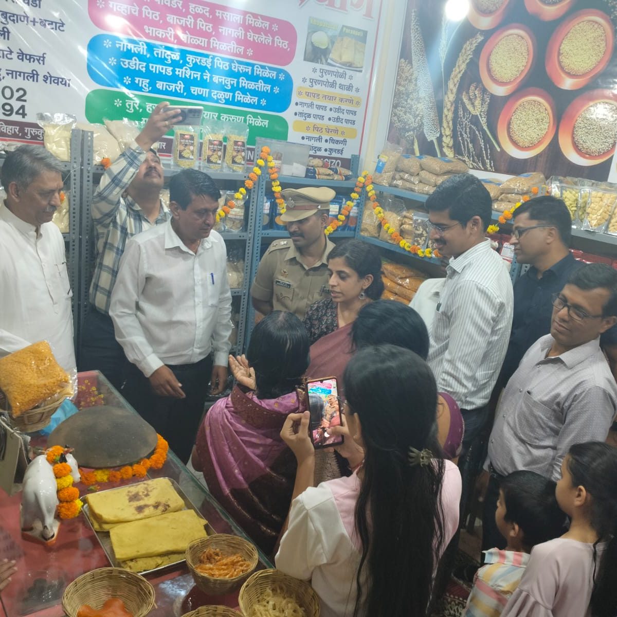 'अन्नसंस्कृती' – नंदुरबारच्या लघुउद्योजकांसाठी नवे पाऊल!
📍 मा. जिल्हाधिकारी डॉ. मित्ताली सेठी यांच्या हस्ते स्थानिक खाद्यपदार्थ विक्री केंद्राचे उद्घाटन 

📌 पारंपारिक व आरोग्यदायी पदार्थ एकाच छताखाली
📌 स्थानिक उद्योजकांना प्रोत्साहन
📌 संस्कृती आणि रोजगाराचा संगम

#Nandurbar
