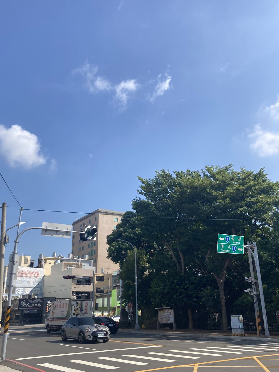 Lin72696476's tweet photo. 大甲有朋友嗎🧑‍🤝‍🧑
秋天了怎麼還那麼熱🔥
#大甲體育場 https://t.co/LDYKX64UyK