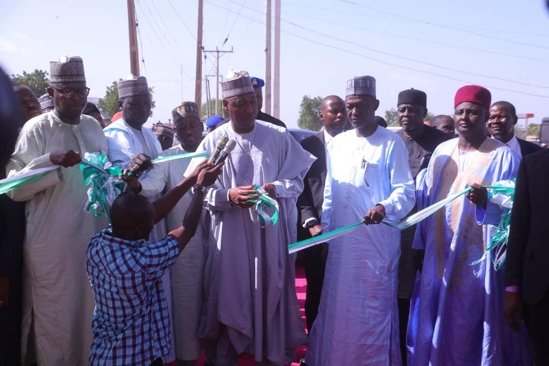 dauda_iliya's tweet image. Zulum Rewards Dedicated Igbo Health Worker with House, Automatic Employment for her Son
@BornoGovt State Governor, Professor Babagana Umara @ProfZulum, has presented a fully-furnished two-bedroom house to an Igbo health worker, Mrs Marbel Ijeoma Duaka, in recognition of her…