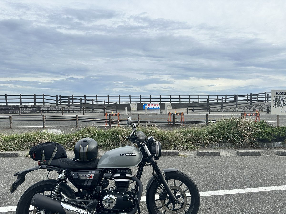 Oceanfield50555's tweet photo. 雨は降ってないけど、台風🌀のせいで海は結構荒れてる🌊
#GB350s https://t.co/0q6FLsKlRJ