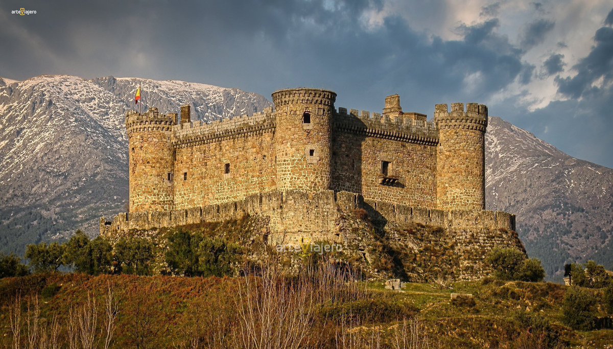 Castillo de Mombeltrán (Ávila), erigido en el S. XV en un paraje de gran belleza en la Sierra de Gredos. La construcción es atribuida al célebre arquitecto Juan Guas
#BuenosDias #FelizMiercoles