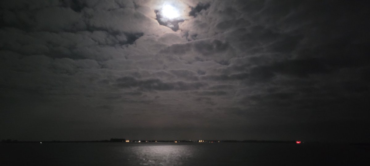 johan_klos's tweet photo. Goedemorgen het werd #vanmorgen nog even helder om de #maan en de #orion te #fotograferen in #zeeland en #noordbrabrabant #weerfoto https://t.co/qh772bdDUZ