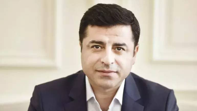 Eğer “biz çadır devleti değil hukuk devletiyiz”
Ve
Eğer altına imza attığımız “AİHM’in sözleşmesine uyacağız” diyorsanız!
Eğer “çözüm süreci”, “iç barış kardeşlik” diyor ve önemsiyosanız….
Selahattin Demirtaş ve diğer Kobani davası tutuklularını bırakın! 
Türkiye’nin, AİHM’in