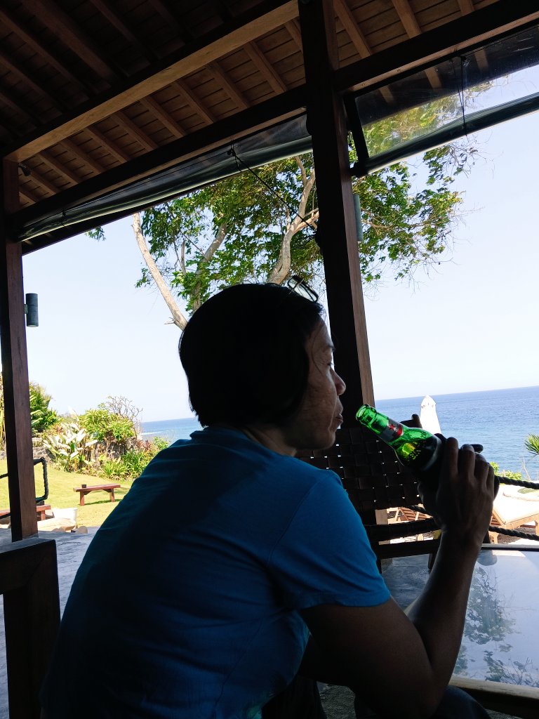 Beer &amp; ocean.. dah gini aja kalo siang dah mantap🍺 

Gak bohong koq tuh ada Poto orgnya bukan gambar minumannya doank 😌