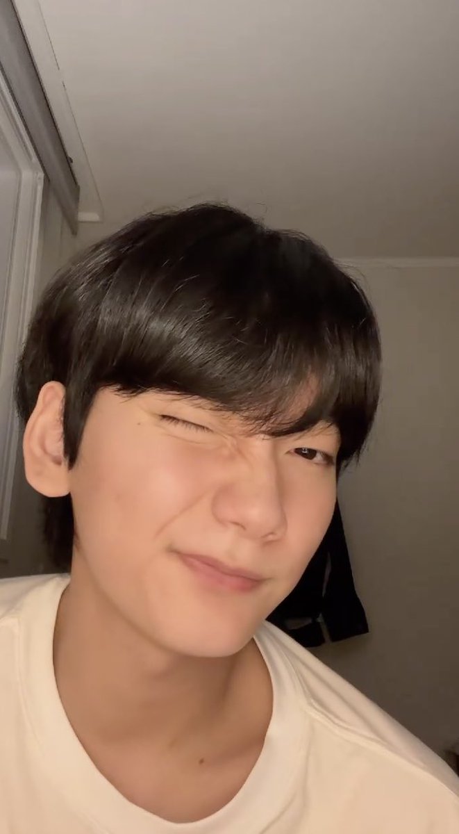 어제 우리 민혁님 틱톡 라방 때 찍은 사진들,,
헤어밴드 쓴 거 넘 귀여워서 찰칵💛

#볼보이택틱스 #BallBoyTactics #염민혁