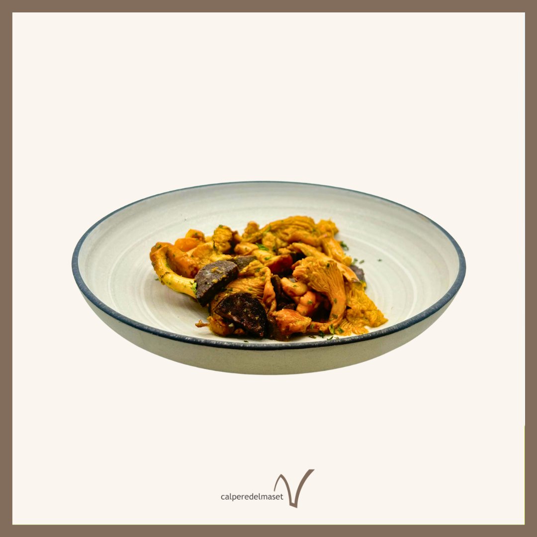 🍄 Ja fa dies que parlem de bolets... i a la nostra cuina en som molt fans. 🙌

Avui us portem una altra combinació irresistible: rossinyols amb botifarra negra, un plat ple de sabor i tradició que ens encanta preparar aquests dies de tardor. 🍂🔥