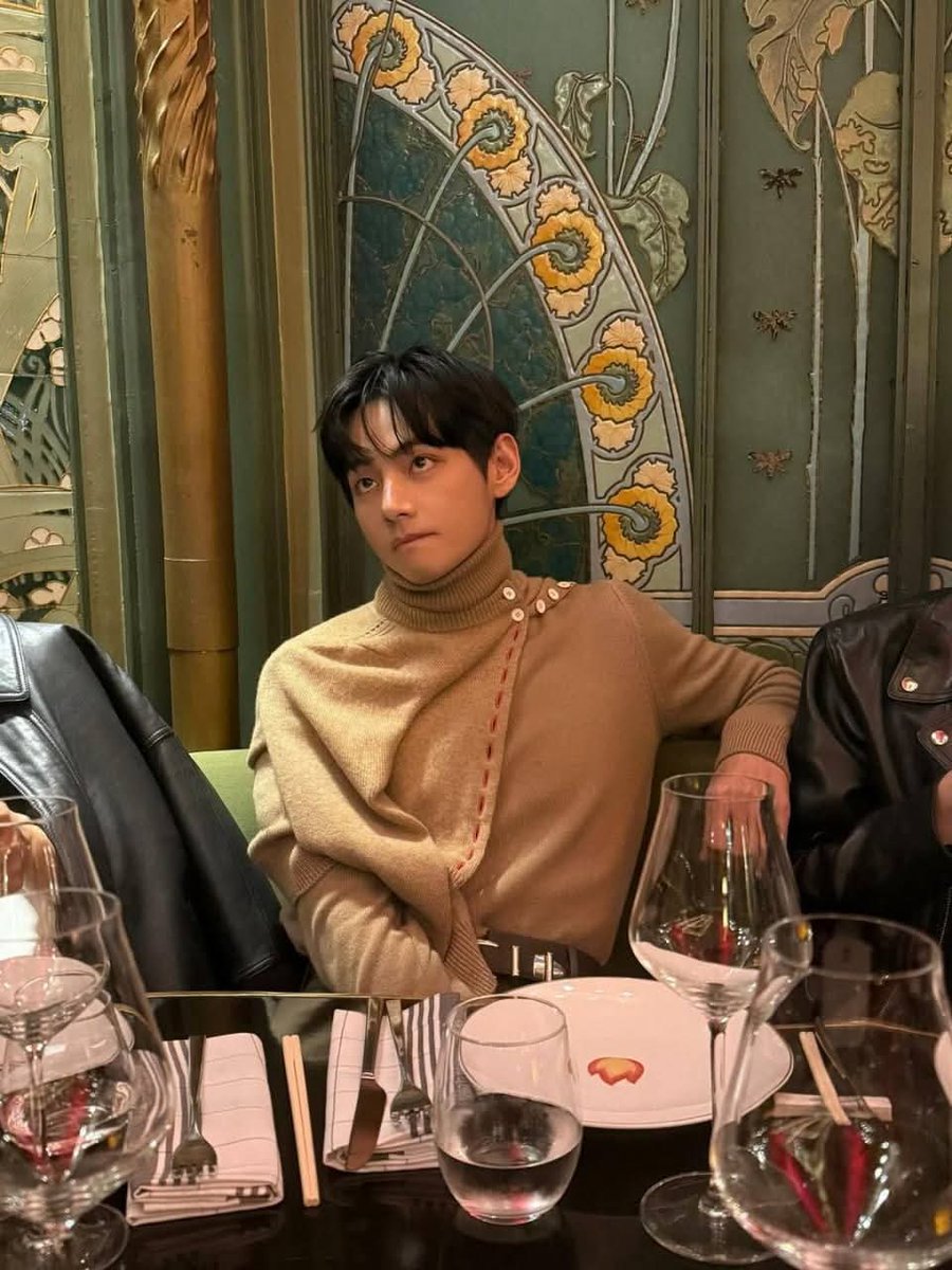 paolis0560's tweet photo. @BTSVChartData @celineofficial TAEHYUNG TAEHYUNG
V FOR PARIS FASHION WEEK
CELINE AMBASSADOR TAEHYUNG
#TAEHYUNGxCELINE #VxCelineEte26  @celineofficial https://t.co/3c85fBgVfK
