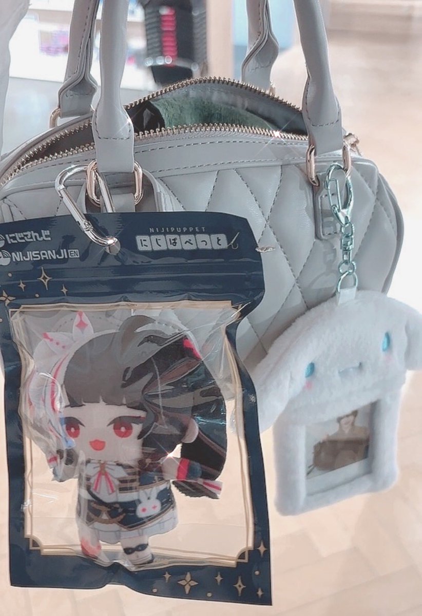 カバンが小さいのに出先でつい夜見さんの持ってないぱぺを見つけて買ってしまい急遽持っていたカラビナで括る事態に