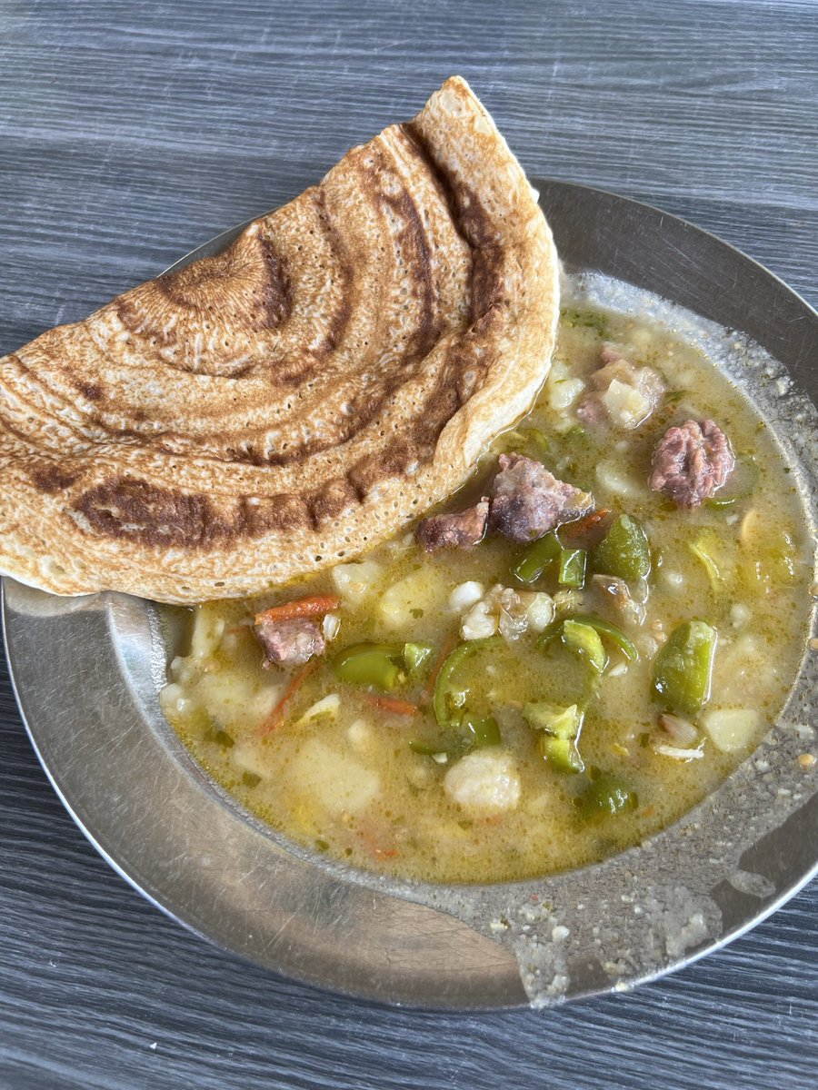 投降兵リハビリ施設メシ、朝の定番アンジェラ＆マラッカ！毎度思うけどソマリアで食べるものの中で1番うまいですねえ☺️