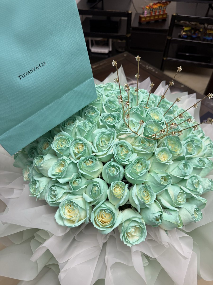 ivylimcc's tweet image. 100 Tiffany blue roses
No reason not to smile 

#suckerforflowers