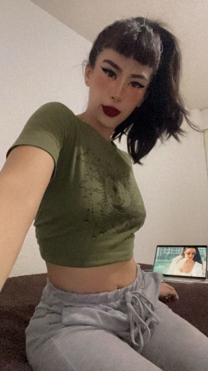 Descansen amores 🌌

Les dejo esta fotito de hace un par de meses cuando aún tenía mi flequito 

Me dejan un 🔁 o un comentario lindo ✨