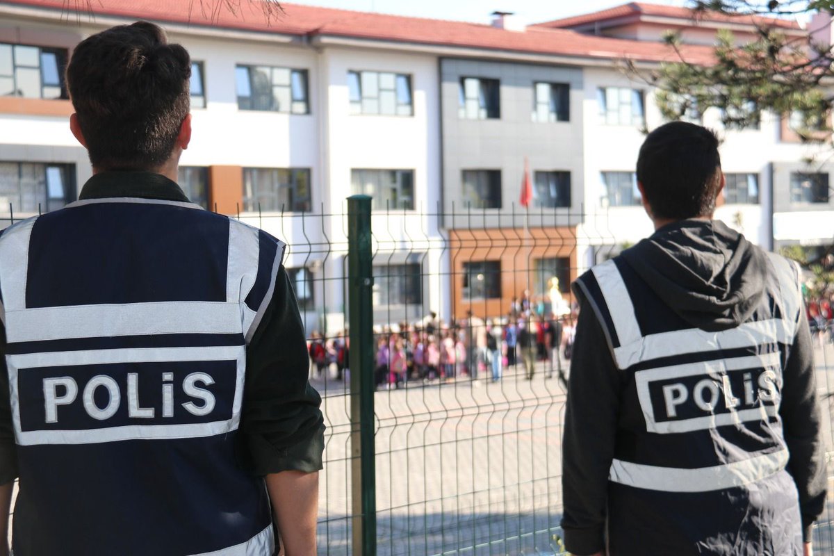 🚓🚸 Trafik ve Okul Çevresi Denetimleri Aralıksız Sürdürülüyor.

Emniyet ve jandarma ekiplerimiz, öğrencilerimizin güvenliği ve huzurlu bir eğitim ortamının devamı için okul servis araçlarında ve okul çevrelerinde denetimlerini titizlikle sürdürüyor.

Geleceğimizin teminatı olan